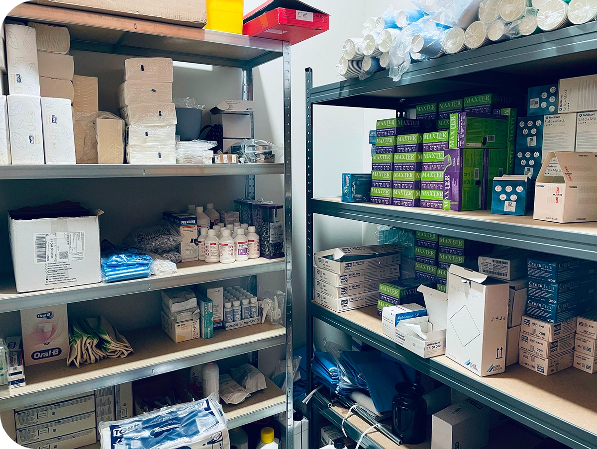 Espace de stockage dentaire organisé avec les produits Scan&Stock